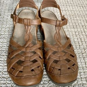 NICE! BareTraps 9 Sandals w/ Rebound FLORRIE Saddle Brown Vegan Leather COMFORT